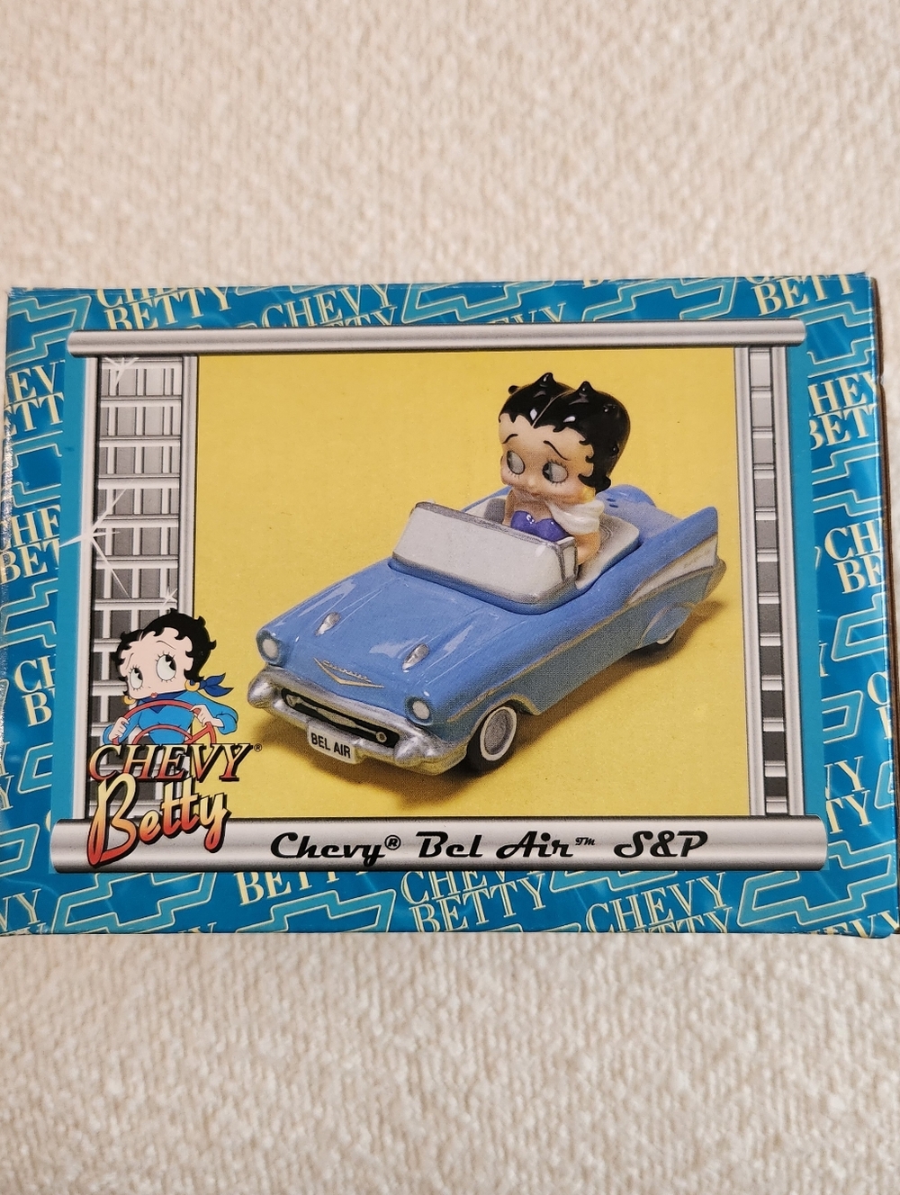NIB VINTAGE 2002 BETTY BOOP "CHEVY BETTY" 1957 CHEVY BEL AIR SALT&PEPPER SHAKER